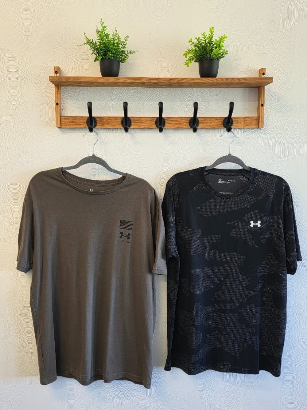 UNDER ARMOUR Men's XL Short Sleeve Shirts Bundle of 2 (Camo and Freedom Flag)